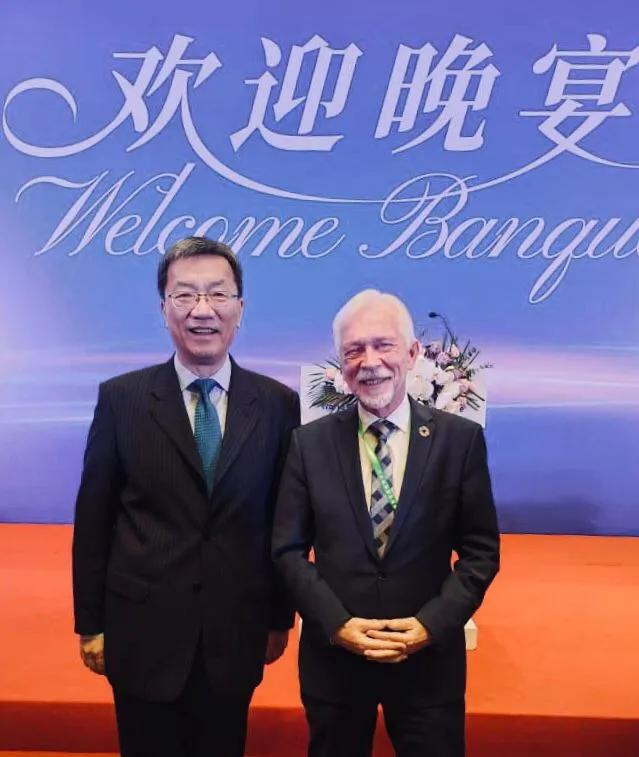 President Professor Sibrandes Poppema, alongside China's Minister of Education Huai Jinping, and with the Center for Language Education and Cooperation (CLEC) consultant team, led by Ma Jianfei.