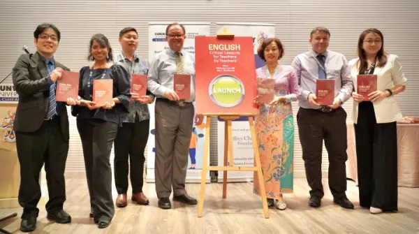 The book launch of “English” was officiated by the book contributors, editors, publisher and ESAP keynote speaker. Pictured from left to right: Dr Ken Mizusawa (Nanyang Technological University in Singapore), Jey L Burkhardt, Dr Nicholas Lee BK, Professor Dr Stephen J Hall, Dr Lee Su Kim, Dr Tamas Kiss and Carol Wong.