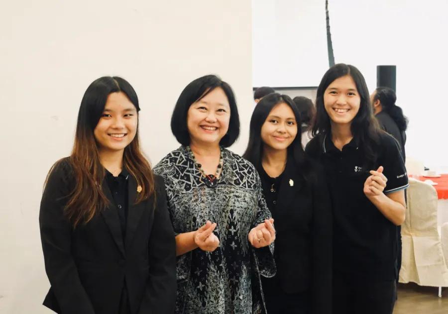 Evelyn Wee (most right), alongside fellow students and Lee Siok Ping, director of Sunway Student LIFE.