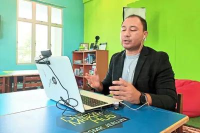 How Malaysian Teachers Use Social Media to Capture Students' Attention