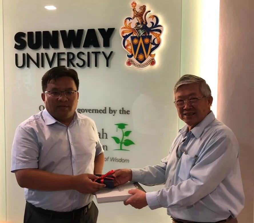 Prof. Teo Kok Lay participated in a warm and amicable gift exchange with Prof. Wang Guoqiang