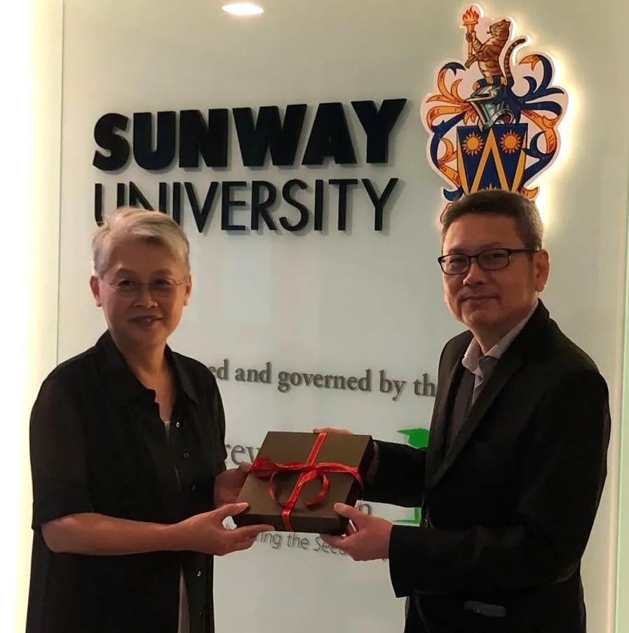 Prof. Ho Chee Kit graciously exchanged gifts with Professor. Men Yanping in a symbol of scholarly collaboration and mutual respect